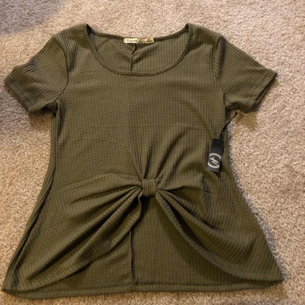 Cute short sleeve thin shirt with design
